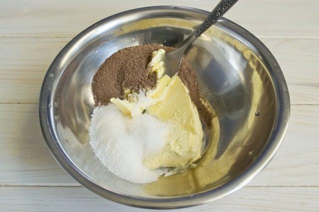 Растираем сахар, сливочное масло и какао Растираем сахар, сливочное масло и какао