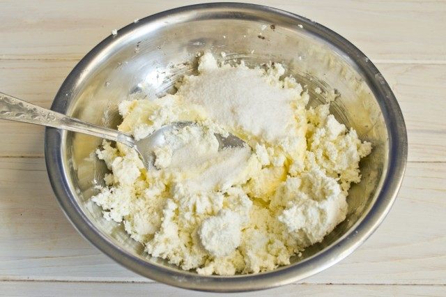 Растираем творог с сахаром и маслом Растираем творог с сахаром и маслом