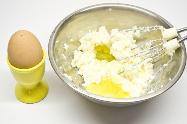 Смешиваем сливочное масло с сахаром, затем взбиваем два яйца Смешиваем сливочное масло с сахаром, затем взбиваем два яйца