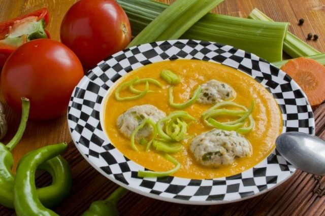 Овощной суп-пюре с фрикадельками из курицы