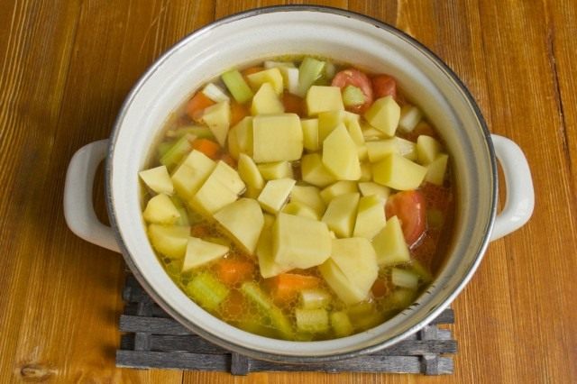 Заливаем овощи кипятком и солим