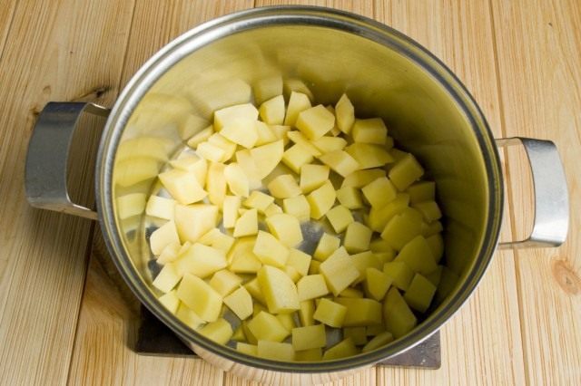 Нарезаем картофель Нарезаем картофель