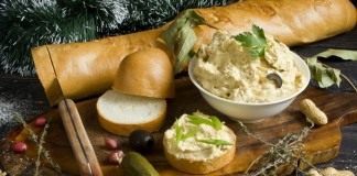 Паштет из курицы с корнишонами, арахисом и маслинами