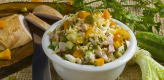 Салат с копченой куриной грудкой и овощами