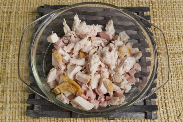 Нарезаем копчёную куриную грудку Нарезаем копчёную куриную грудку