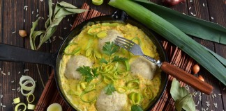 Паровые куриные тефтели с подливкой