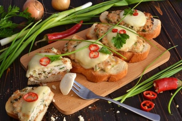 Бутерброды с куриной котлетой и сыром моцарелла, запеченные в духовке Бутерброды с куриной котлетой и сыром моцарелла, запеченные в духовке