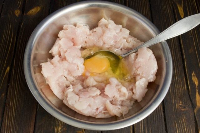 Добавляем куриное яйцо Добавляем куриное яйцо