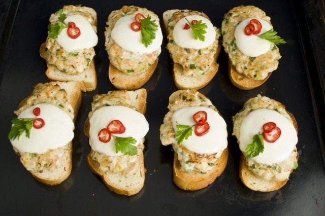 Украшаем бутерброды с куриной котлетой и сыром моцарелла Украшаем бутерброды с куриной котлетой и сыром моцарелла