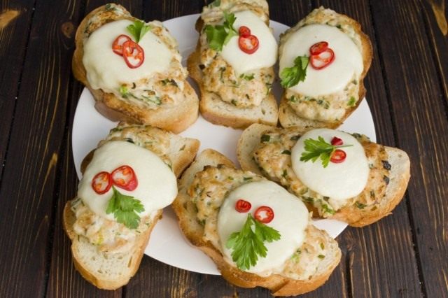 Бутерброды с куриной котлетой и сыром моцарелла, запеченные в духовке Бутерброды с куриной котлетой и сыром моцарелла, запеченные в духовке