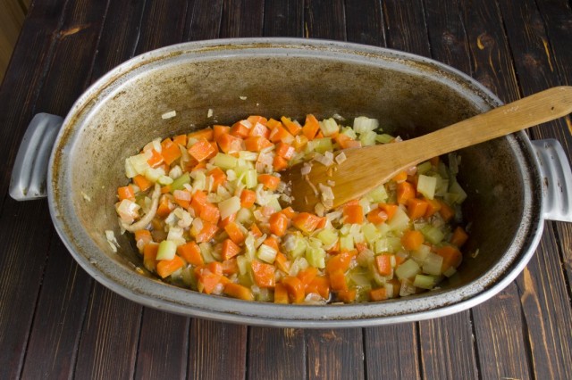 Растапливаем куриный жир, обжариваем морковь и сельдерей Растапливаем куриный жир, обжариваем морковь и сельдерей