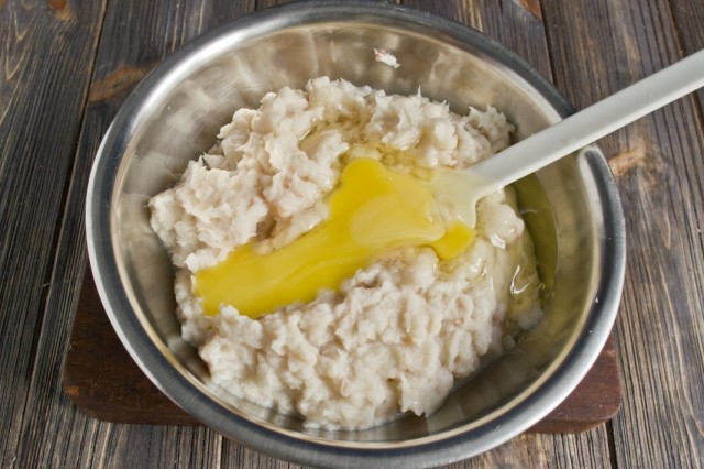 Добавляем куриные яйца Добавляем куриные яйца