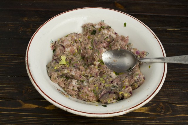 Проворачиваем мясо в фарш и обжариваем