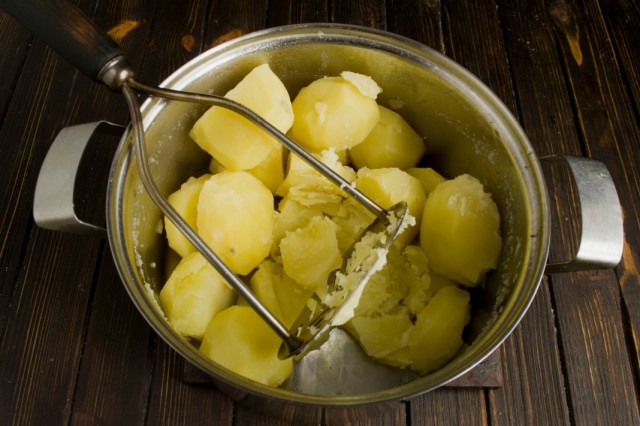 Разминаем отваренный картофель