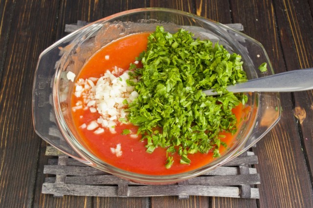 Добавляем в соус порубленные чеснок и зелень. Соль и сахар по вкусу. Ставим увариваться Добавляем в соус порубленные чеснок и зелень. Соль и сахар по вкусу. Ставим увариваться