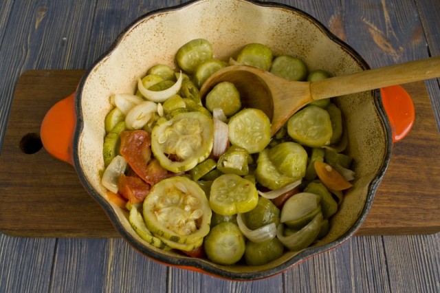 Маринованные овощи заправляем уксусом и доводим до кипения Маринованные овощи заправляем уксусом и доводим до кипения