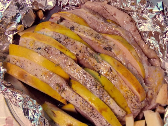 Через 10 минут заливаем мясо с айвой вином Через 10 минут заливаем мясо с айвой вином