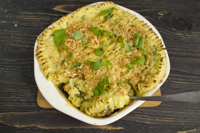 Запекаем картофельный пирог с фаршем и овощами в духовке при температуре 190 °C 30-35 минут Запекаем картофельный пирог с фаршем и овощами в духовке при температуре 190 °C 30-35 минут
