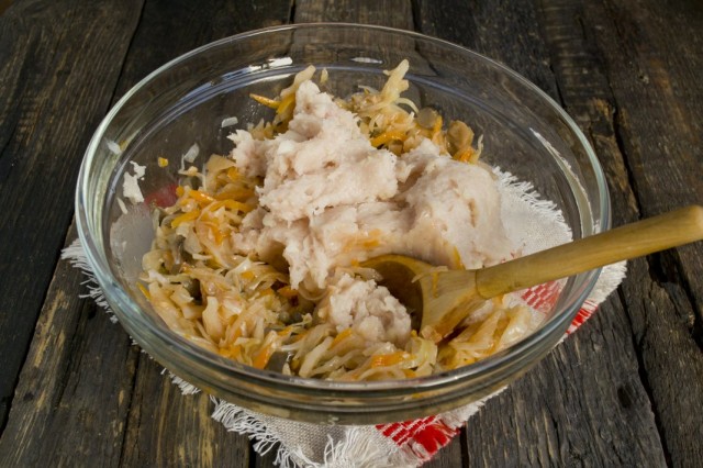 Добавляем куриный или другой мясной фарш Добавляем куриный или другой мясной фарш