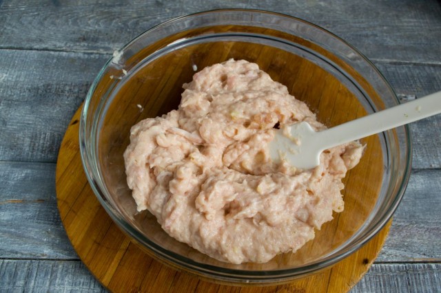 Измельчаем мясо с добавлением чеснока и молока