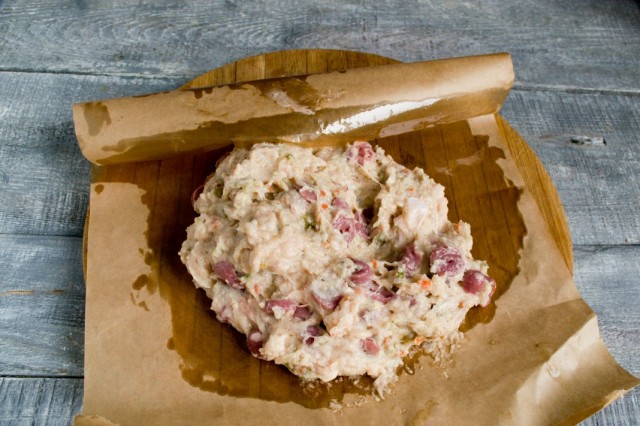 Выкладываем фарш для куриного рулета на пергамент