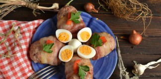 Котлеты, фаршированные сыром, запеченные в беконе