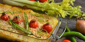Пастуший пирог с курицей под сырно-арахисовой корочкой
