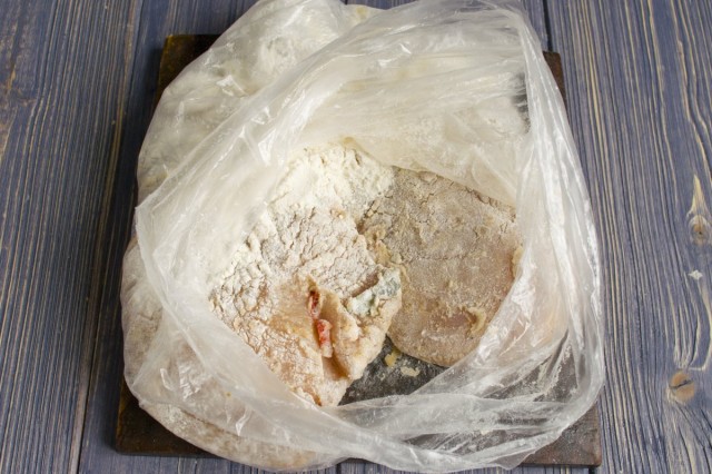 Замаринованное куриное филе обваливаем в муке с солью Замаринованное куриное филе обваливаем в муке с солью