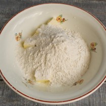 Муку высыпаем на масло Муку высыпаем на масло