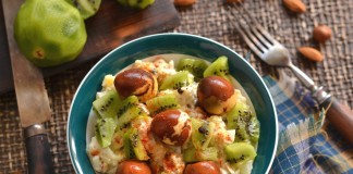 Куриный салат с киви и орехами