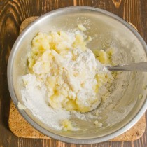 Перемешиваем картошку с яйцом и мукой Перемешиваем картошку с яйцом и мукой