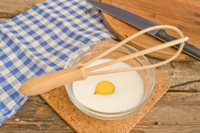 Смешиваем сливки с куриными яйцами венчиком Смешиваем сливки с куриными яйцами венчиком