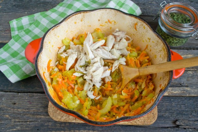 Добавляем курицу к тушеным овощам Добавляем курицу к тушеным овощам