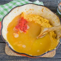 Наливаем бульон, соль и паприку по вкусу Наливаем бульон, соль и паприку по вкусу