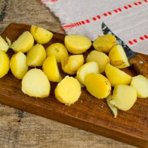 Молодой картофель режем крупными ломтиками Молодой картофель режем крупными ломтиками