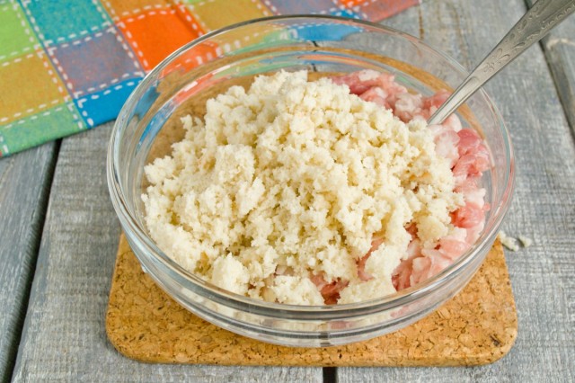 Добавляем размоченный хлебный мякиш к мясу и луку Добавляем размоченный хлебный мякиш к мясу и луку