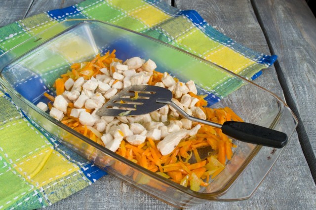 Обжариваем кусочки курицы, выкладываем на овощи в форме Обжариваем кусочки курицы, выкладываем на овощи в форме