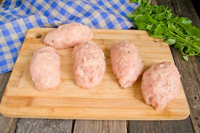 Аккуратно сворачиваем толстые овальные котлеты с кусочком масла внутри Аккуратно сворачиваем толстые овальные котлеты с кусочком масла внутри