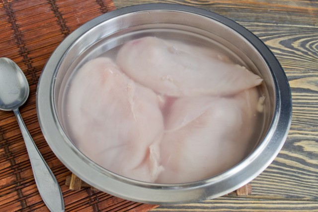 Хорошо промываем куриное филе Хорошо промываем куриное филе
