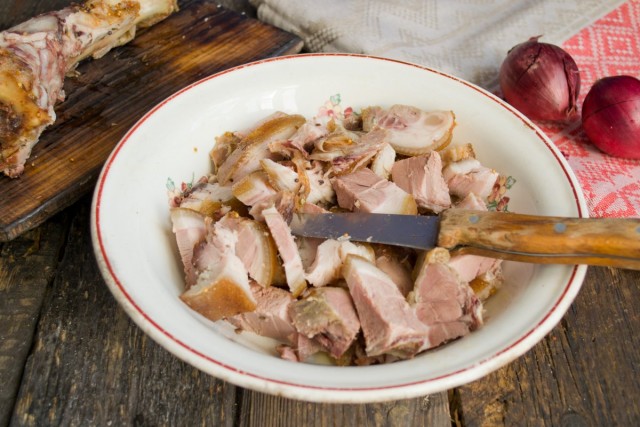 Кладём в глубокую миску нарезанное мясо Кладём в глубокую миску нарезанное мясо