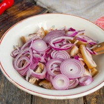 Красный сладкий лук режем кольцами Красный сладкий лук режем кольцами