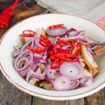 Добавляем порезанный перец к мясу и луку Добавляем порезанный перец к мясу и луку