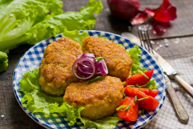 Рубленые куриные котлеты с луком