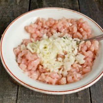 Измельченный репчатый лук добавляем к фаршу