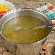 Кастрюлю с куриным бульоном доводим до кипения Кастрюлю с куриным бульоном доводим до кипения