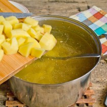Бросаем нарезанный картофель в кипящий бульон Бросаем нарезанный картофель в кипящий бульон