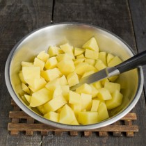 Картофель нарезаем небольшими кубиками