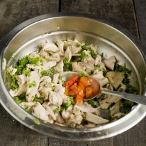 Добавляем к мясу порезанный чили из бульона Добавляем к мясу порезанный чили из бульона