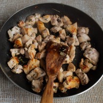 Мясо обжариваем, посыпаем солью и перцем, добавляем листики тимьяна Мясо обжариваем, посыпаем солью и перцем, добавляем листики тимьяна