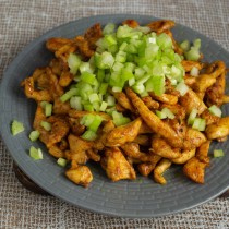 На мясо высыпаем нарезанный сельдерей На мясо высыпаем нарезанный сельдерей